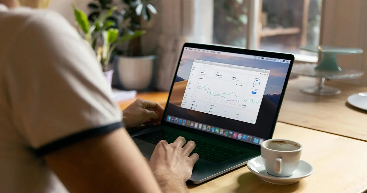 Vendedor revisando contactos y deals en un CRM desde su laptop